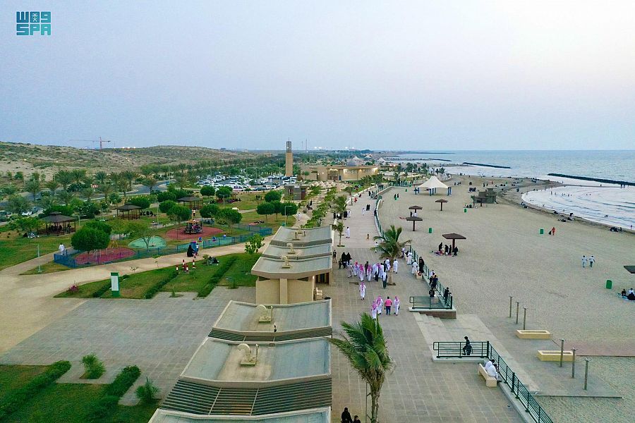 كورنيش شاطئ بيش.. مصدر جذب الزوار و متعة التنزه على الرمال الذهبية