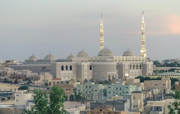 من معالم محافظة عيون الجواء جامع ومجمع الملك/فهد الثقافي والإجتماعي