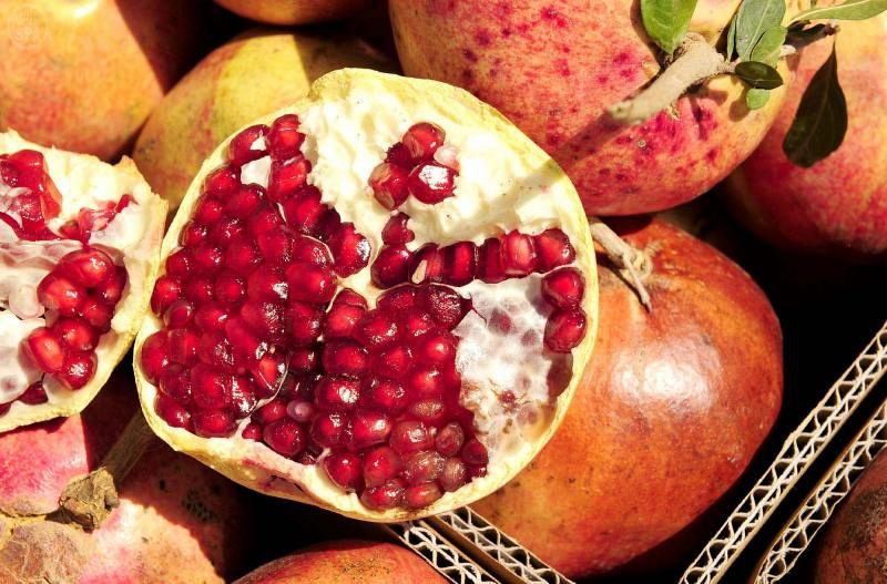 فاكهة "الرمان" بالباحة من أهم المنتجات الزراعية التي تشتهر بها المنطقة وتوارث الأجيال في زراعتها